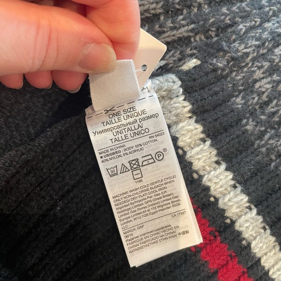 GAP Brand New Gray and Red Scarf - Picture 4 of 6